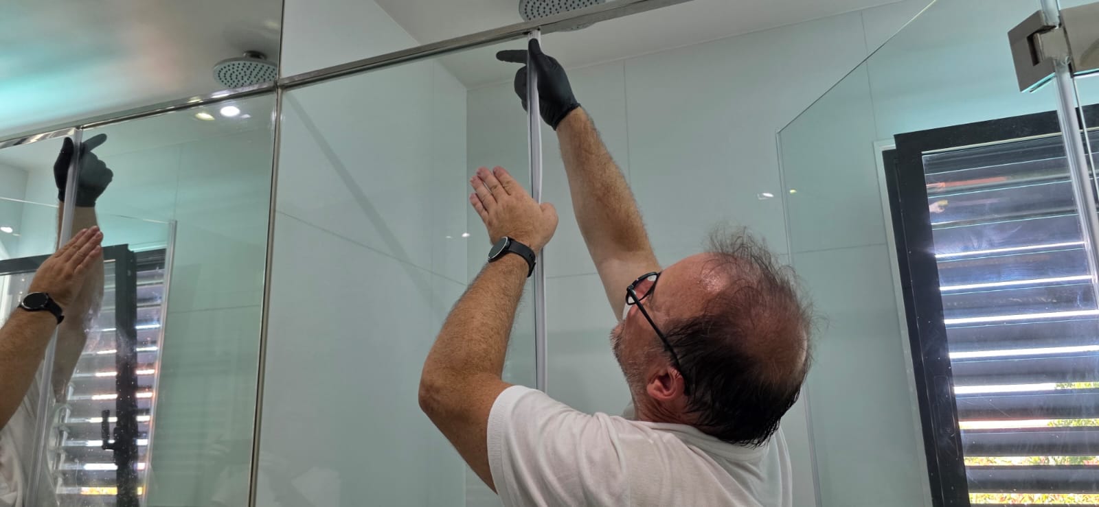 Substituição de vedantes em base de chuveiros de casa de banho 2
